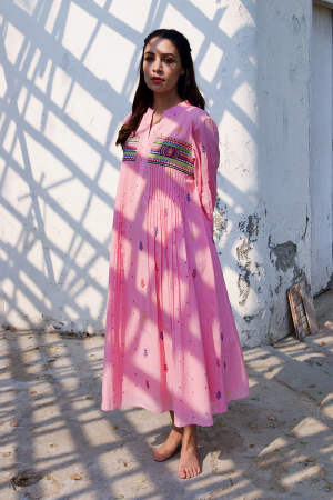 Pink embroidery pleats dress 
