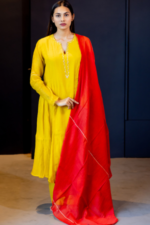 Yellow and red ezhil set