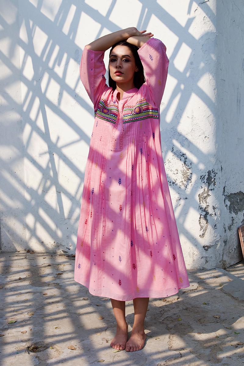 Pink embroidery pleats dress 