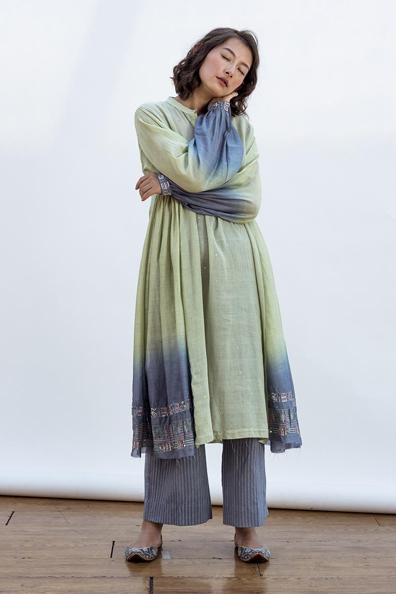 Luna tunic with front opening and gathers on the side and sleeves