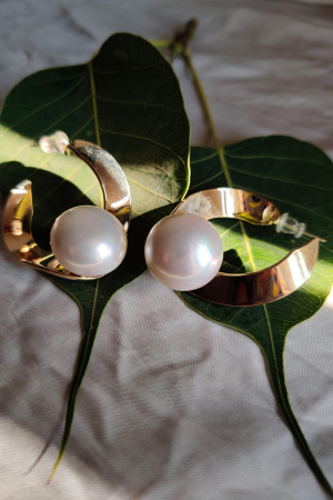 Yellow  Gold and pearl patou hoops