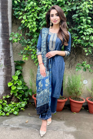 musskan sethi in blue ajrakh embroidery suit set
re